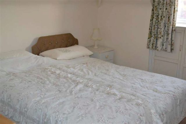  Image of 3 bedroom Bungalow for sale in Onslow Gardens Sanderstead South Croydon CR2 at South Croydon Surrey South Croydon, CR2 9AD